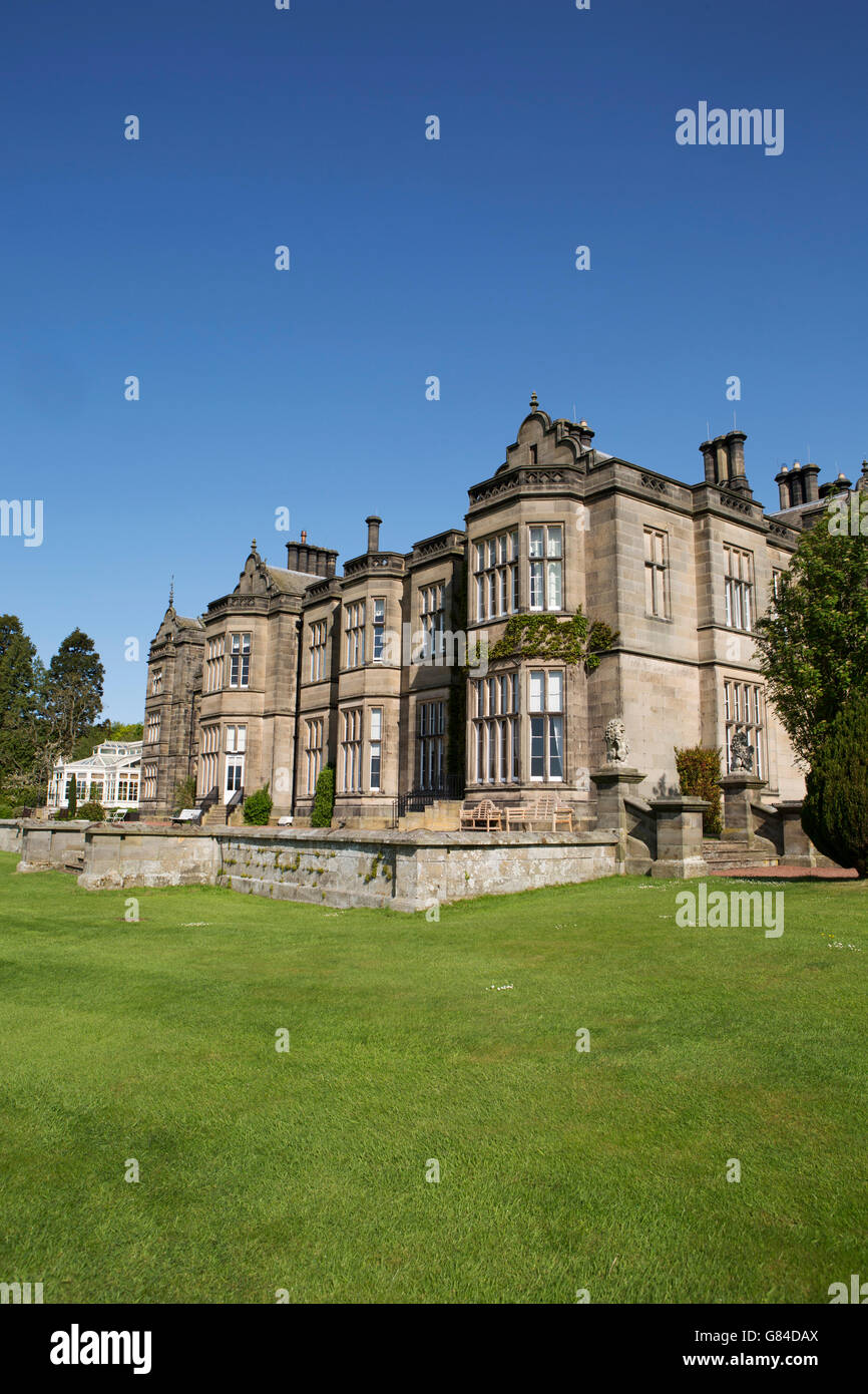 Matfen Hall dans le Northumberland, en Angleterre. Le manoir de style néo-gothique, est un hôtel de luxe avec un restaurant, spa et golf. Banque D'Images