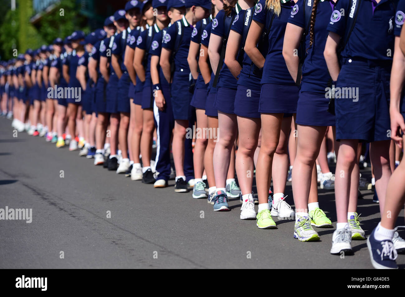 Les garçons et les filles de baseball avant le sixième jour des championnats de Wimbledon au All England Lawn tennis and Croquet Club, Wimbledon. Banque D'Images