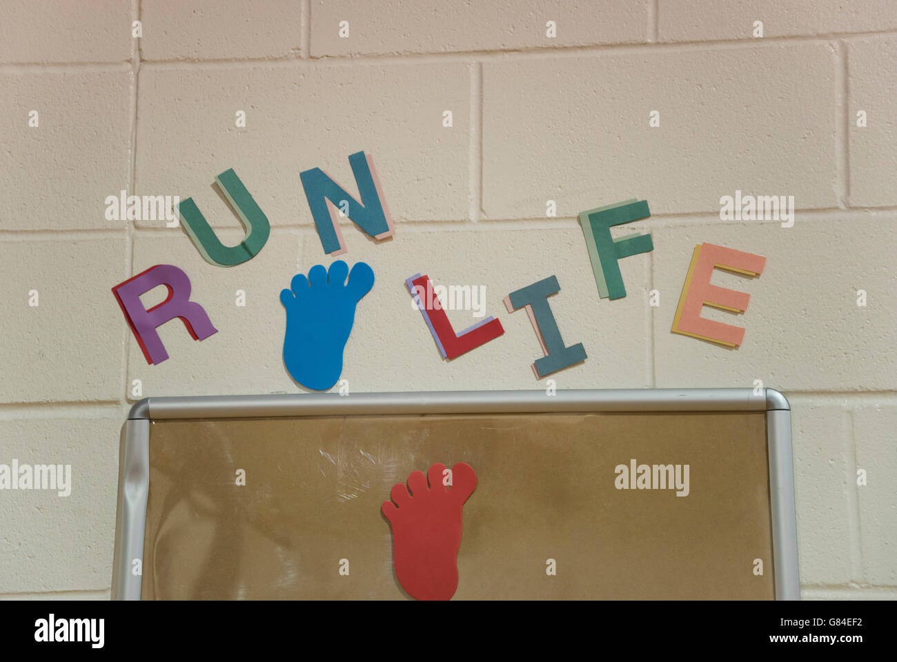 La vie Run devise sur mur d'école. Banque D'Images