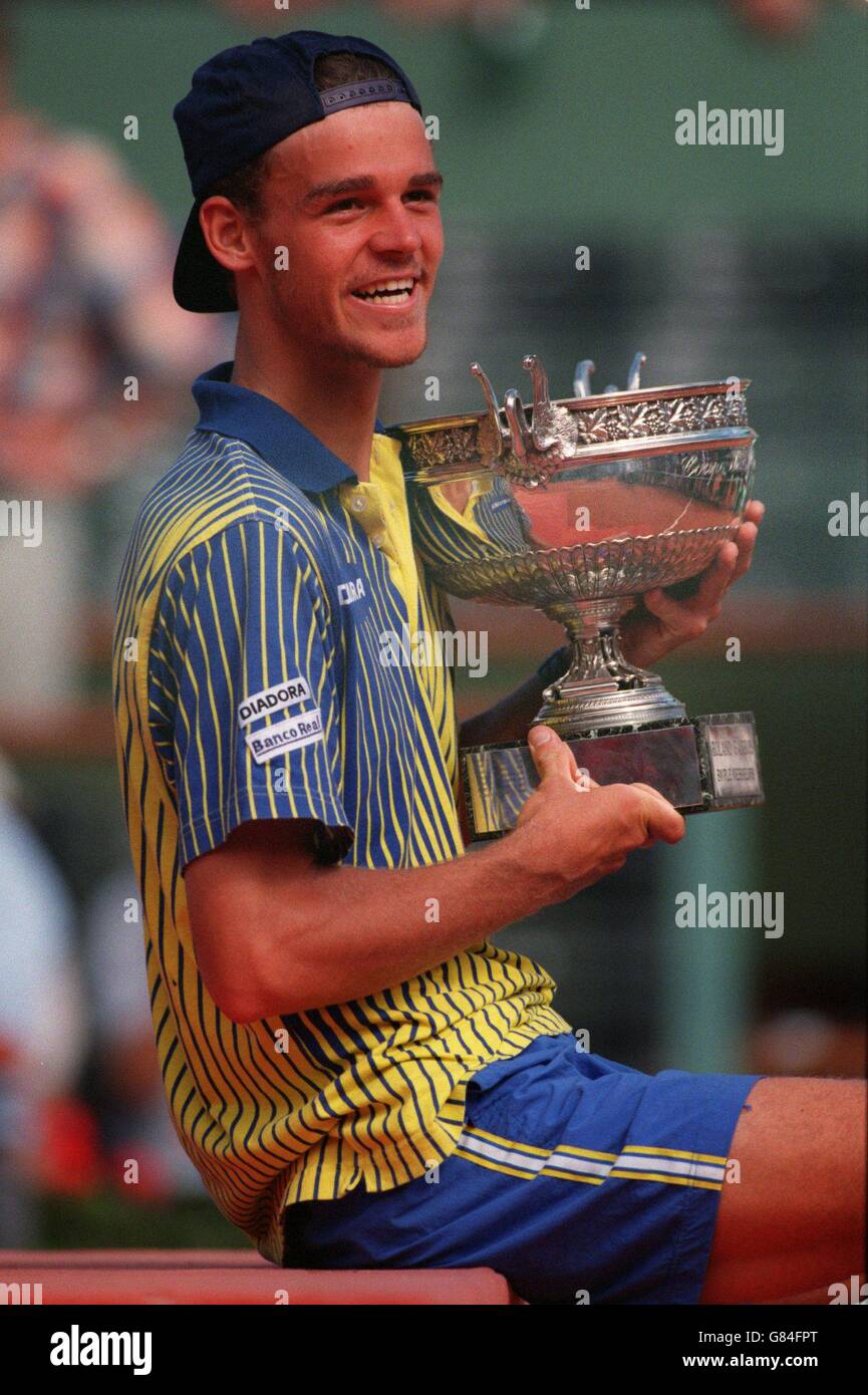 Gustavo Kuerten, Brésil, célèbre la victoire de l'Open de France Banque D'Images