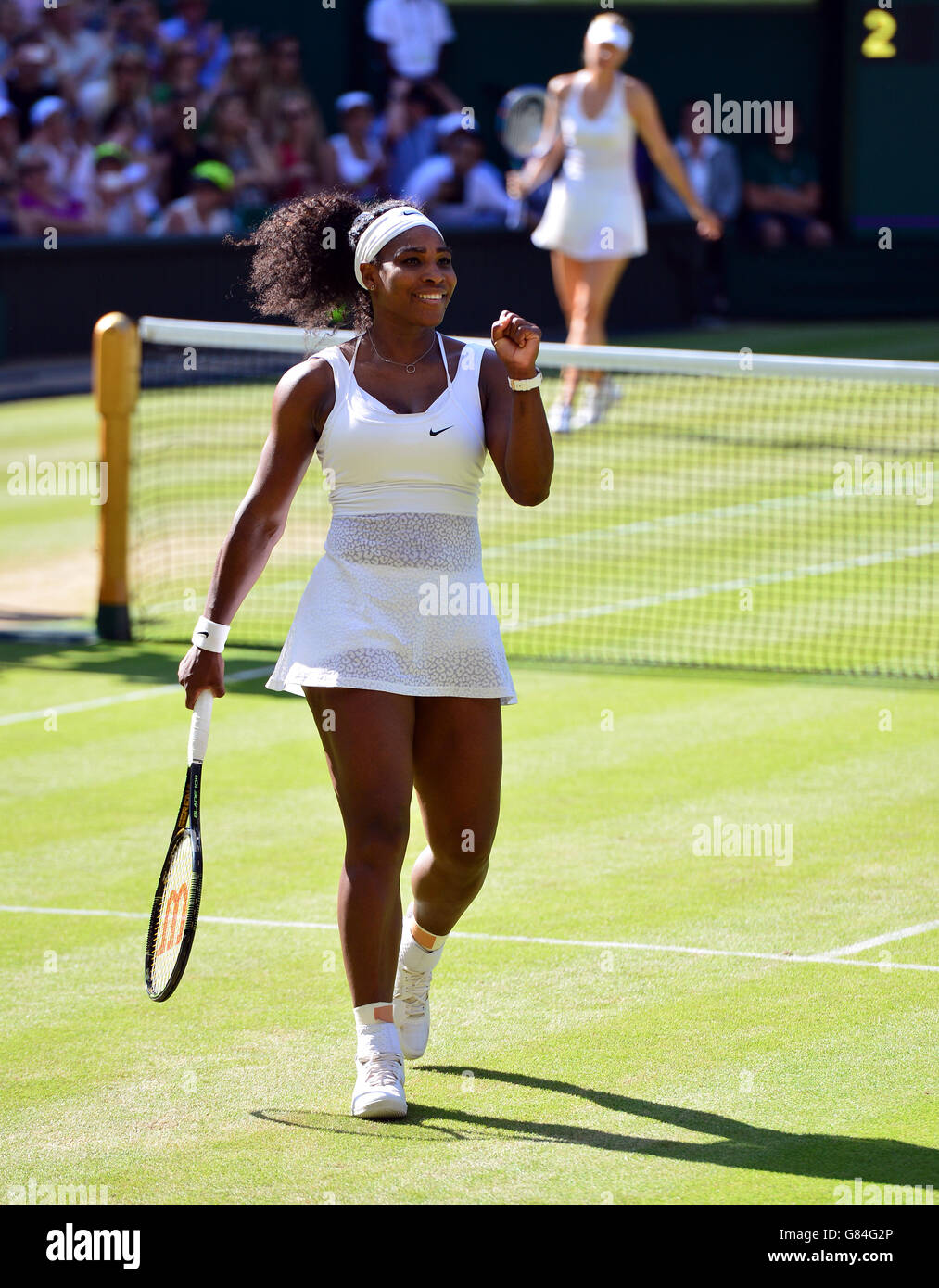 Serena Williams célèbre Maria Sharapova lors du dixième jour des championnats de Wimbledon au All England Lawn tennis and Croquet Club, Wimbledon. Banque D'Images