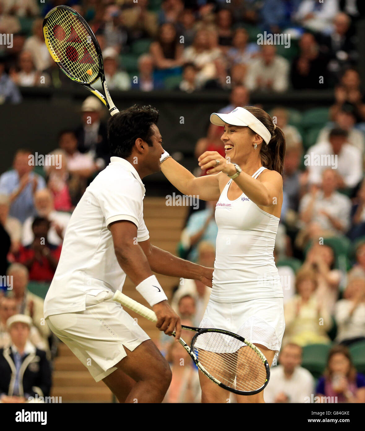 Martina Hingis et Leander Paes célèbrent la victoire de la finale des doubles mixtes le treize jour des championnats de Wimbledon au All England Lawn tennis and Croquet Club, Wimbledon. Banque D'Images