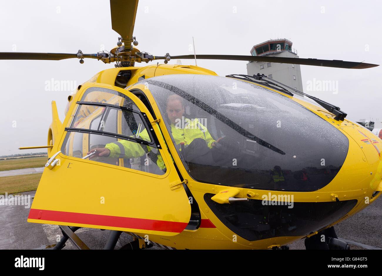 Le duc de Cambridge est assis dans le poste de pilotage d'un hélicoptère alors qu'il commence son nouveau travail avec l'Ambulance aérienne d'East Anglian (EAAA) à l'aéroport de Cambridge. Banque D'Images