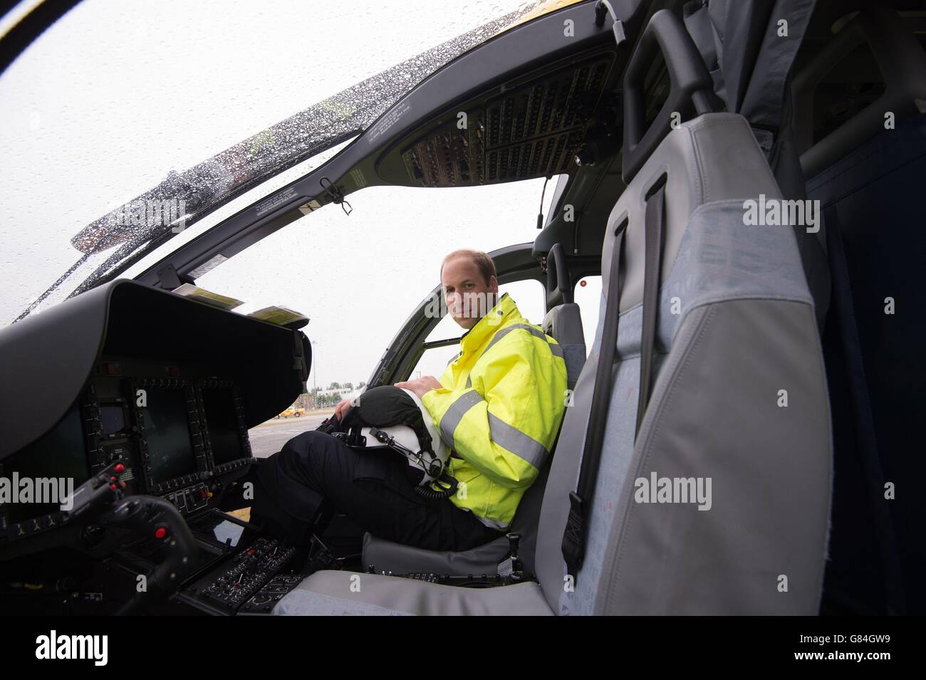 Le duc de Cambridge est assis dans le poste de pilotage de son hélicoptère alors qu'il commence son nouveau travail avec l'Ambulance aérienne d'East Anglian (EAAA) à l'aéroport de Cambridge. Banque D'Images
