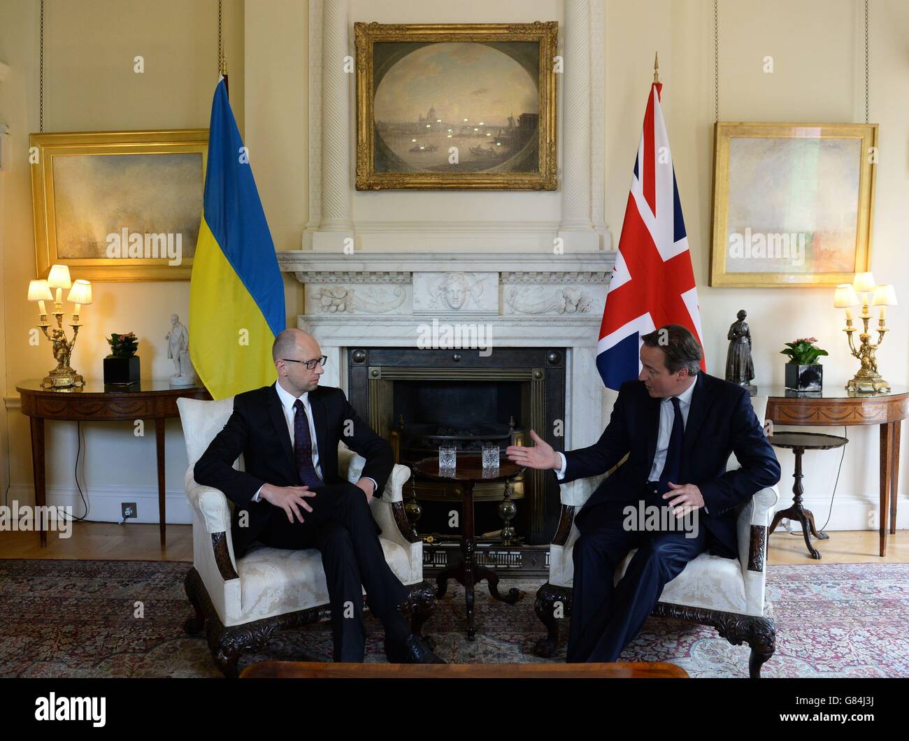 Le Premier ministre David Cameron rencontre son homologue ukrainien Arseniy Yatseniuk pour des entretiens au 10 Downing Street, dans le centre de Londres. Banque D'Images
