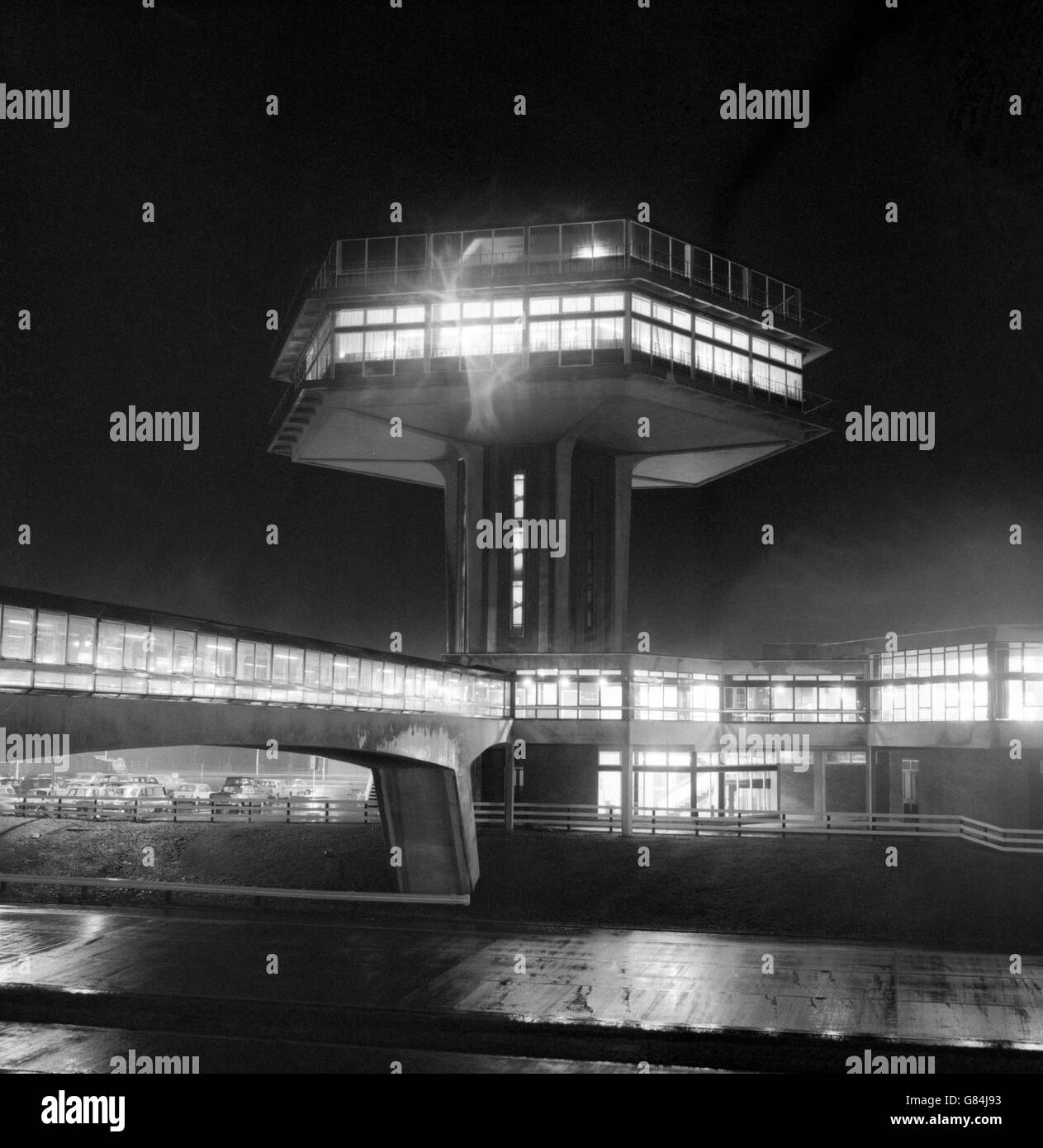 Le restaurant hexagonal de la zone de service de Forton sur la M6, entre Garston et Lancaster. Banque D'Images