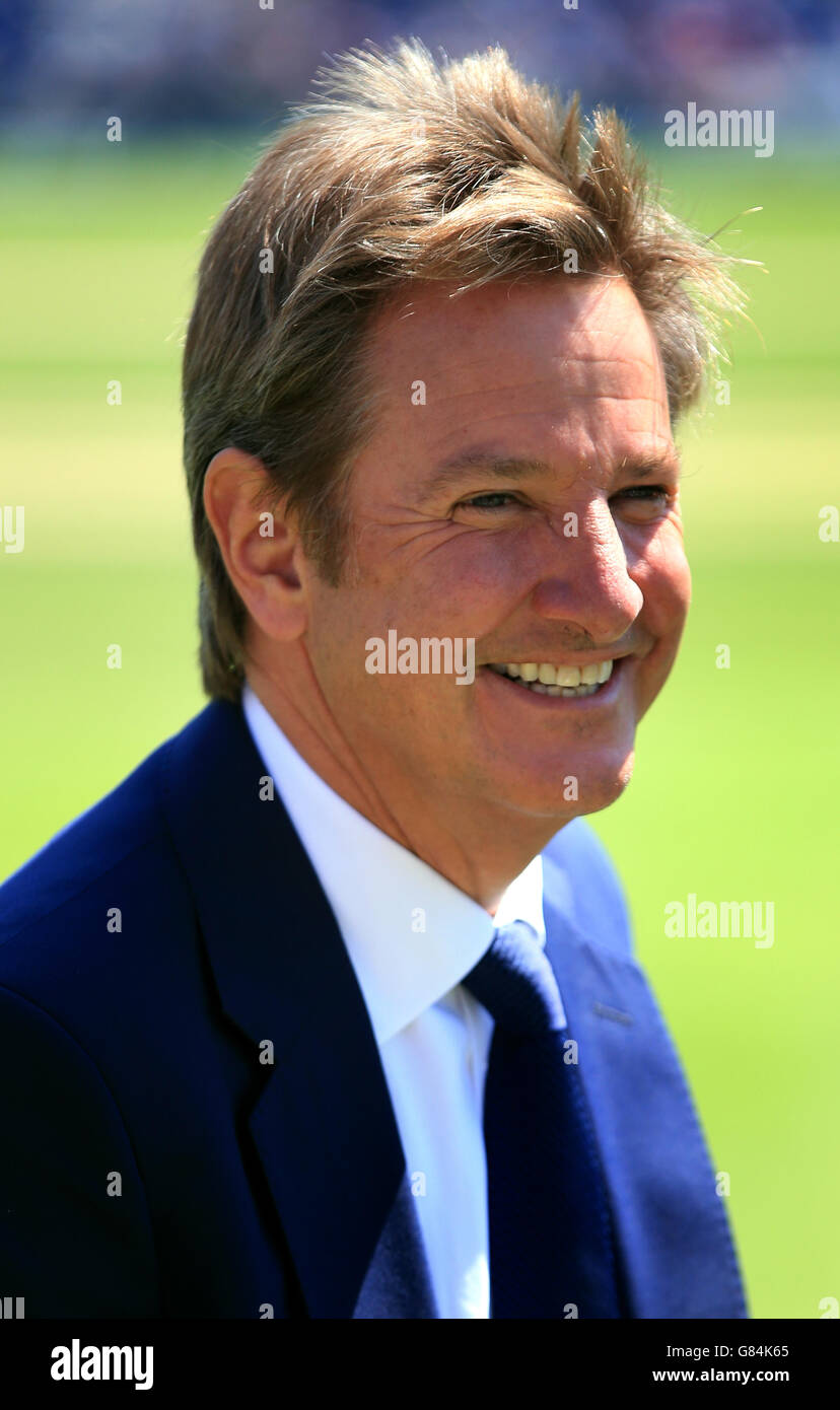 Australia TV Channel 9 avec le présentateur Mark Nicholas lors du premier test Investec Ashes au stade SWALEC à Cardiff. Banque D'Images