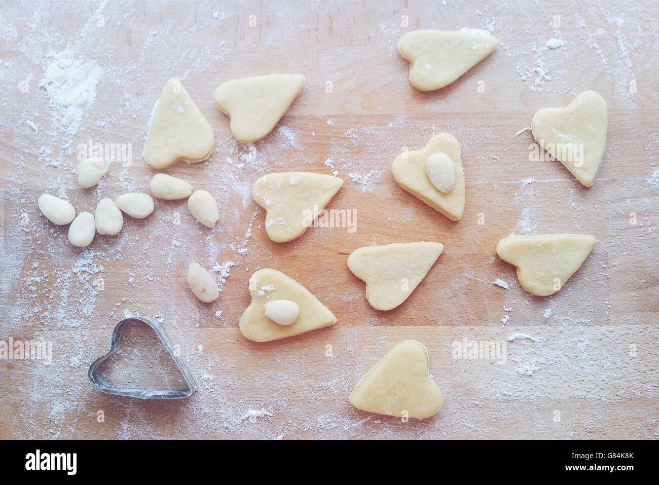 Biscuits aux amandes en forme de coeur et emporte-pièce Banque D'Images