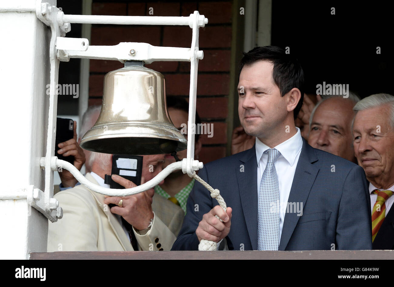 L'ancien cricketer australien Ricky Ponting sonne cinq minutes avant le deuxième Test des cendres d'Investec à Lord's, Londres. Banque D'Images