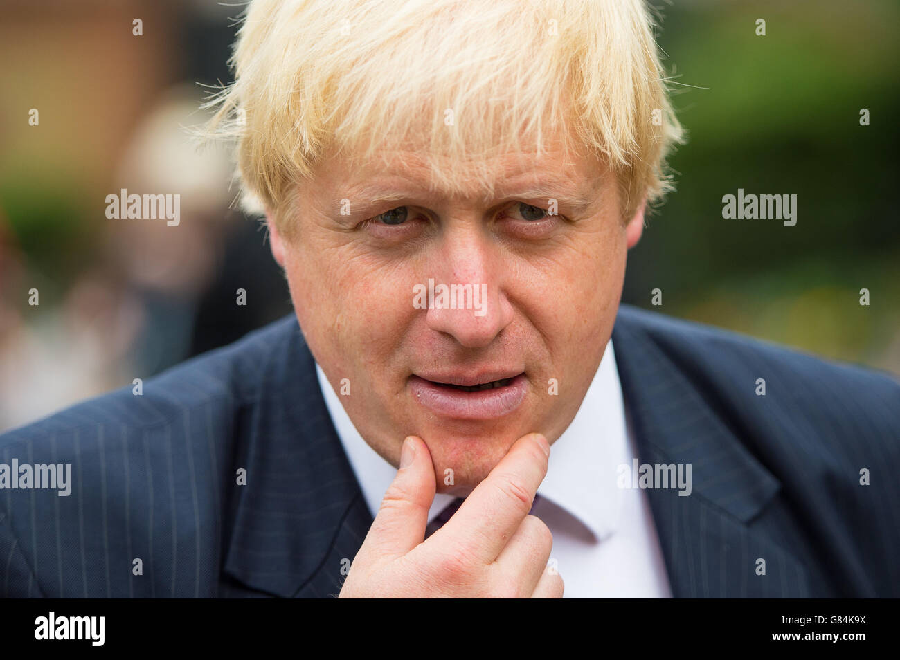 Le maire de Londres Boris Johnson lors d'une visite au parc Marcus Garvey, à Hammersmith, dans l'ouest de Londres, pour lancer la campagne de nettoyage de la capitale visant à améliorer l'apparence des zones négligées de la ville. Banque D'Images