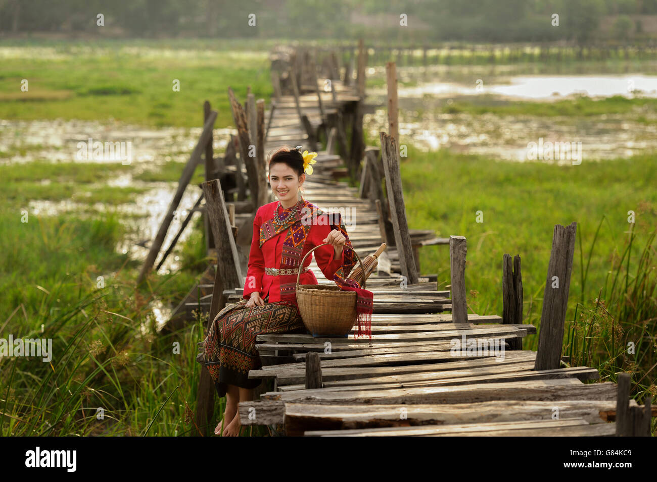 Portrait de femme portant des vêtements traditionnels thaï assis sur le pont Banque D'Images
