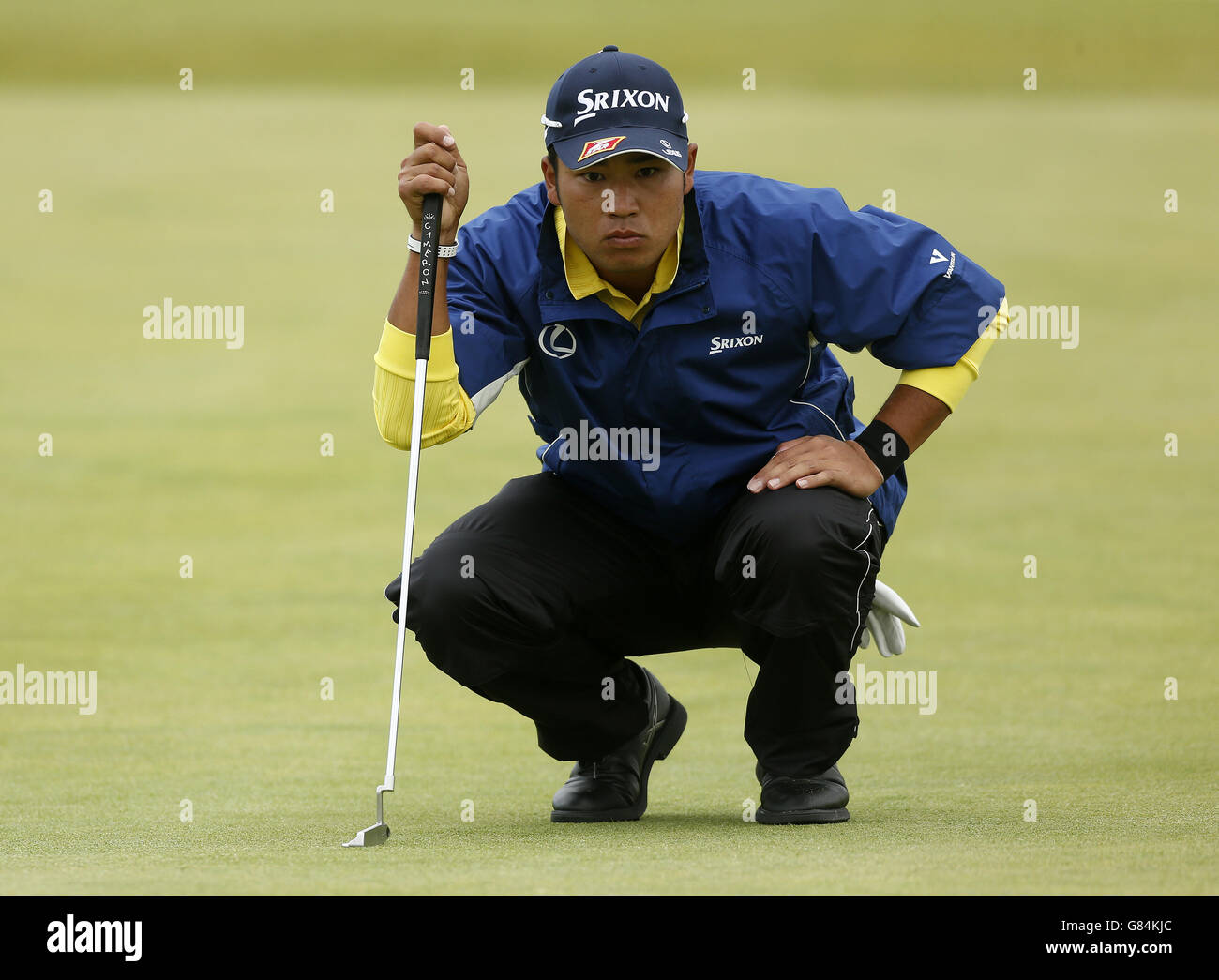 Hideki Matsuyama au Japon sur le 1er green pendant le quatrième jour du Championnat d'Open 2015 à St Andrews, Fife. Banque D'Images