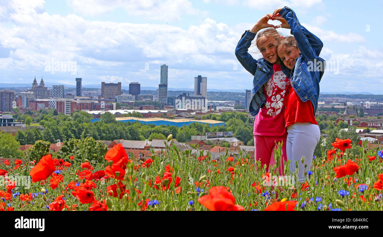 Maisy Byrne, 10 ans (à gauche) et Lulu Byrne, 7 ans, font partie des milliers de fleurs sauvages qui ont été plantées dans des « rues sauvages » pour commémorer la démolition de l'une des zones les plus peuplées de la classe ouvrière de Grande-Bretagne, Everton Park, Liverpool, Comme la campagne Grow Wild rassemble les gens et les communautés pour semer, cultiver et soutenir les fleurs indigènes du Royaume-Uni. Banque D'Images