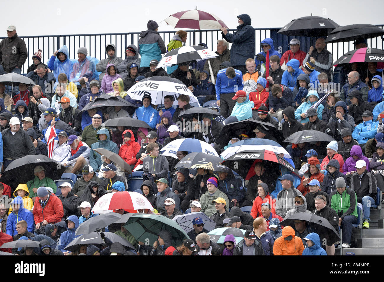 Golf - le championnat ouvert 2015 - cinquième jour - St Andrews.La foule se protège de la pluie dans les stands pendant le cinquième jour du Championnat ouvert 2015 à St Andrews, Fife. Banque D'Images