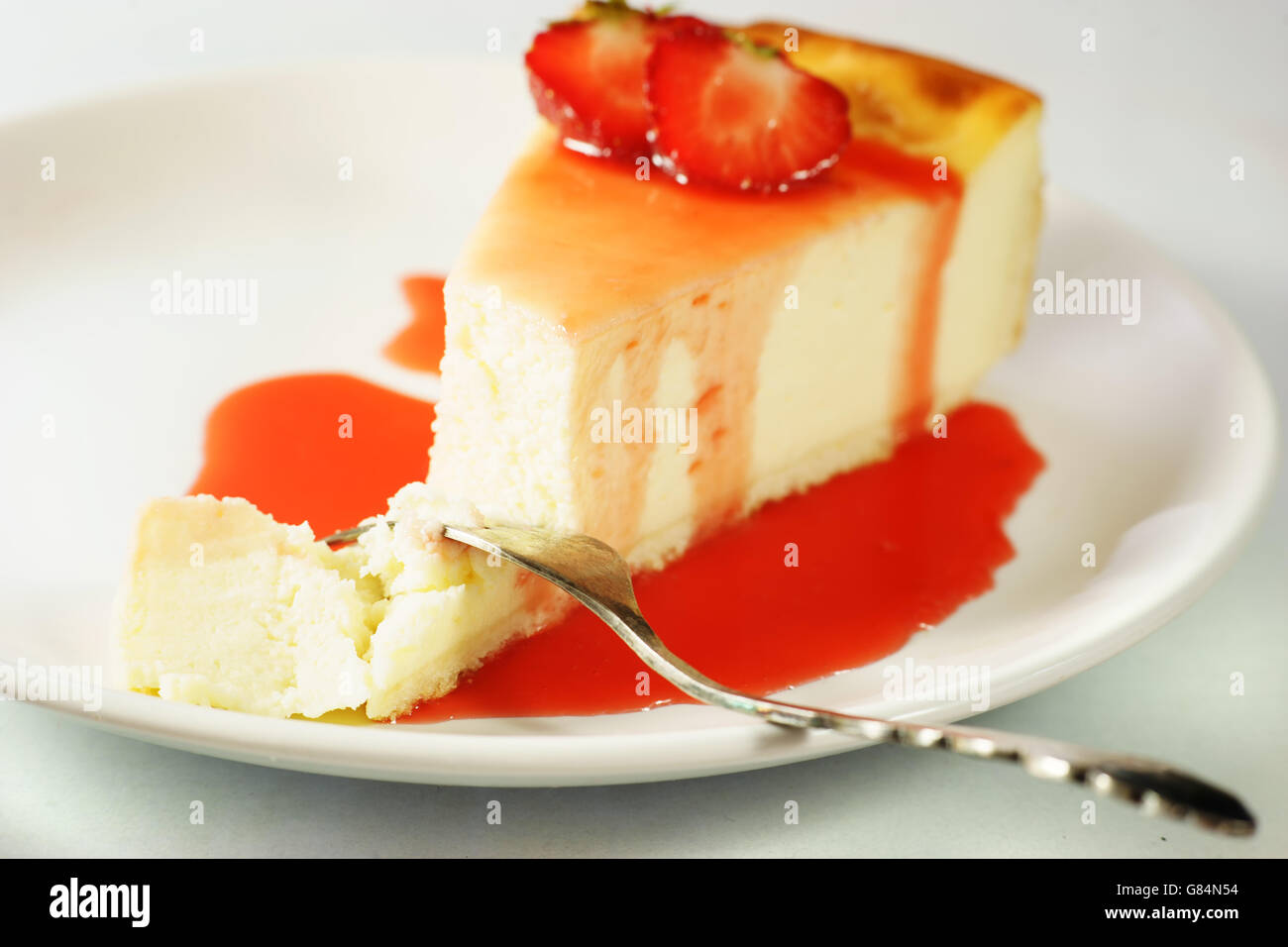 La paix de gâteau au fromage avec sauce aux fraises Banque D'Images