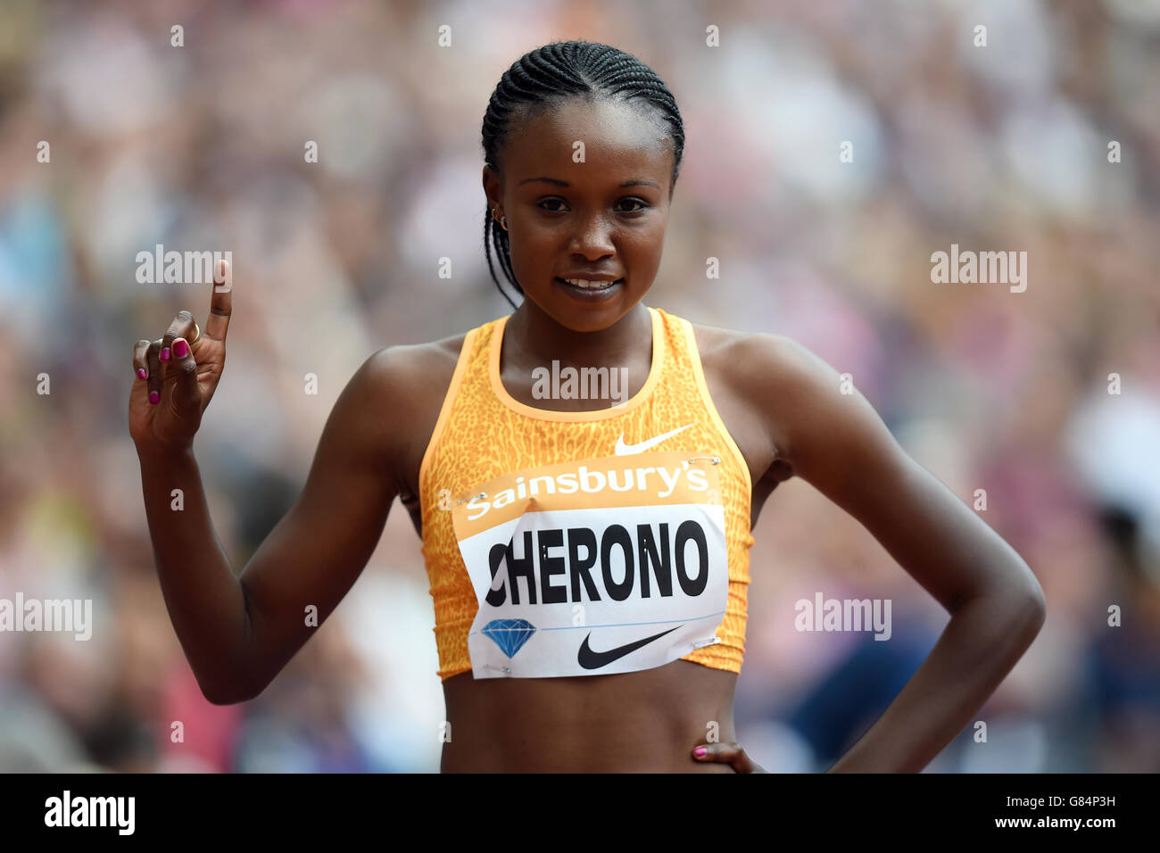 Le Kenya Mercy Cherono Koech célèbre la victoire des 5000m féminins lors du deuxième jour des Jeux d'anniversaire de Sainsbury au stade du parc olympique Queen Elizabeth, Londres. Banque D'Images