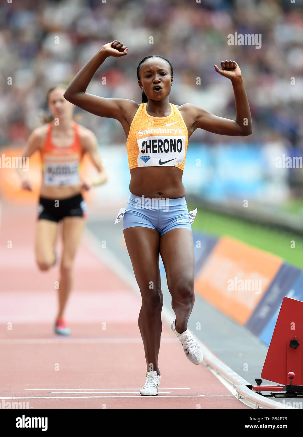 Le Kenya Mercy Cherono Koech célèbre la victoire des 5000m féminins lors du deuxième jour des Jeux d'anniversaire de Sainsbury au stade du parc olympique Queen Elizabeth, Londres. Banque D'Images
