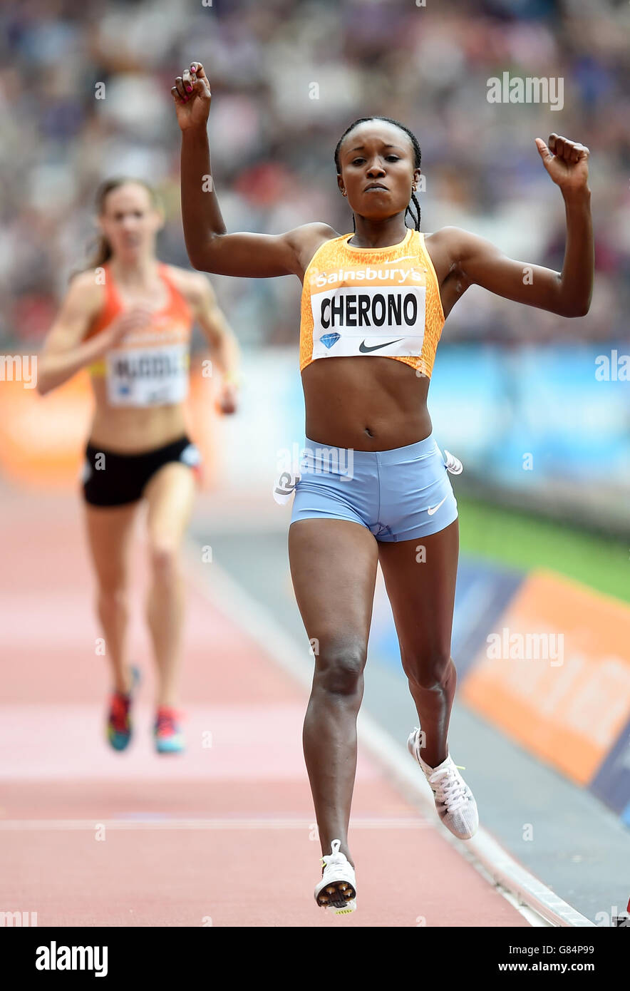 Le Kenya Mercy Cherono Koech célèbre la victoire de la course féminine de 5000 mètres au cours du deuxième jour des Jeux d'anniversaire de Sainsbury au stade du parc olympique Queen Elizabeth, à Londres. Banque D'Images