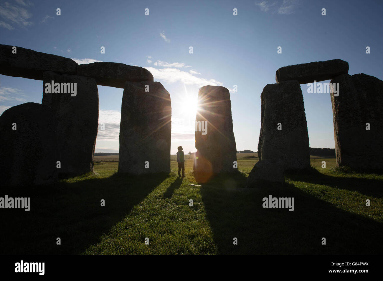 Thea Hunt, 8 ans, de Wordsley, West Midlands, lance le premier des événements de prise de contrôle des enfants du patrimoine anglais - une visite du cercle de pierres à Stonehenge dans le Wiltshire. Banque D'Images