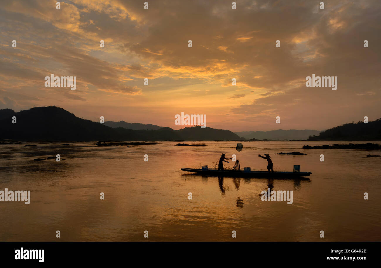 Silhouette de deux filets de pêcheurs jetant dans le fleuve du Mékong, en Thaïlande Banque D'Images