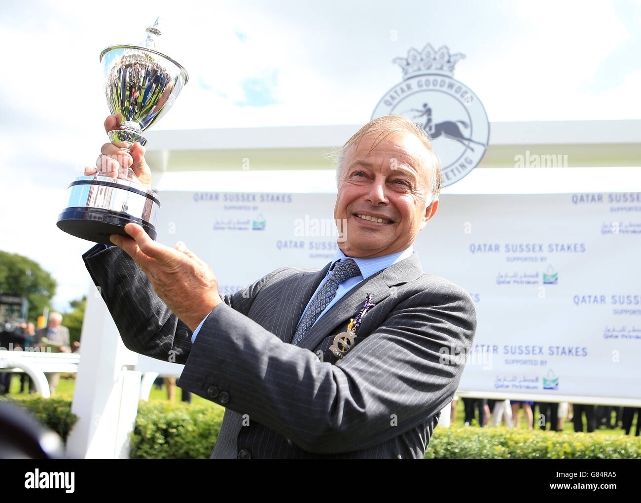 Freddie entraîneur tête avec le trophée après avoir remporté les enjeux du Qatar Sussex avec Solow pendant le deuxième jour du glorieux Goodwood Festival, Chichester. Banque D'Images