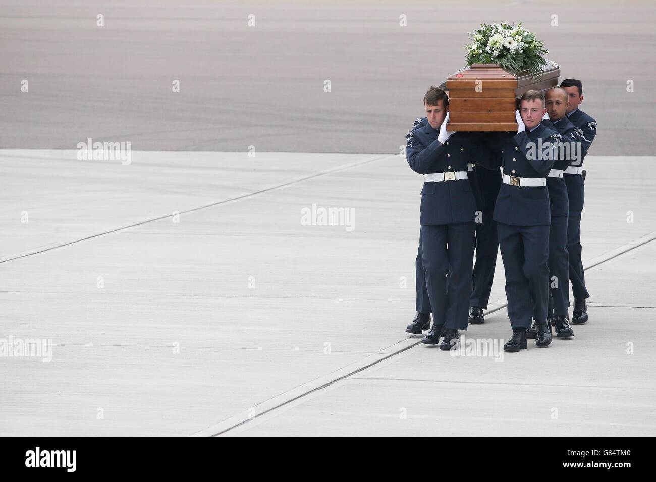 Le cercueil de Philip Heathcote est tiré de la RAF C-17 portant les corps de neuf ressortissants britanniques tués lors de l'attaque terroriste tunisienne contre la RAF Brize Norton dans l'Oxfordshire. Banque D'Images