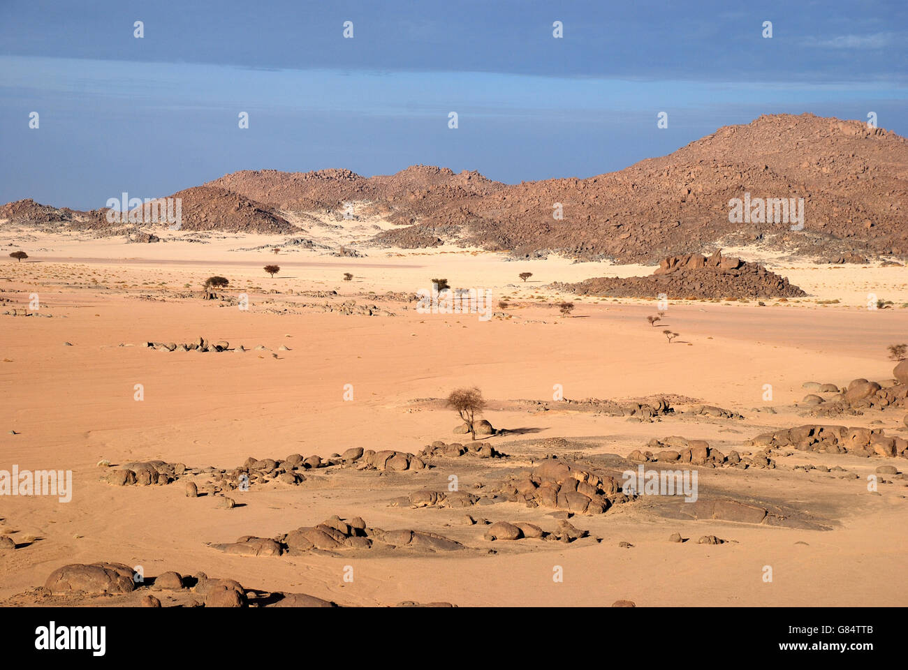 Désert, l'Algérie, de sable, montagnes, ciel bleu, roches, érosion, copy space Banque D'Images