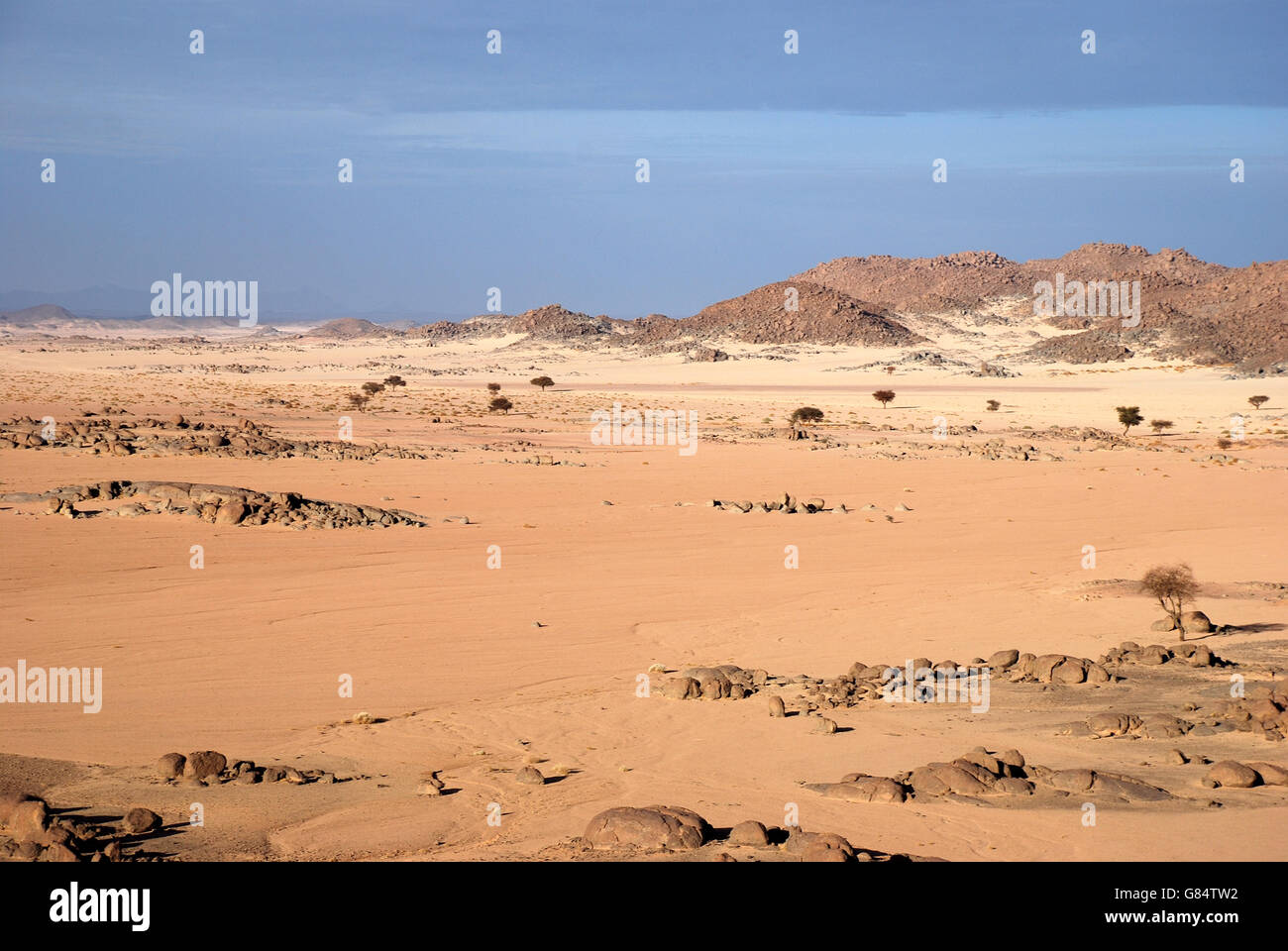 Désert, l'Algérie, de sable, montagnes, ciel bleu, roches, érosion, copy space Banque D'Images