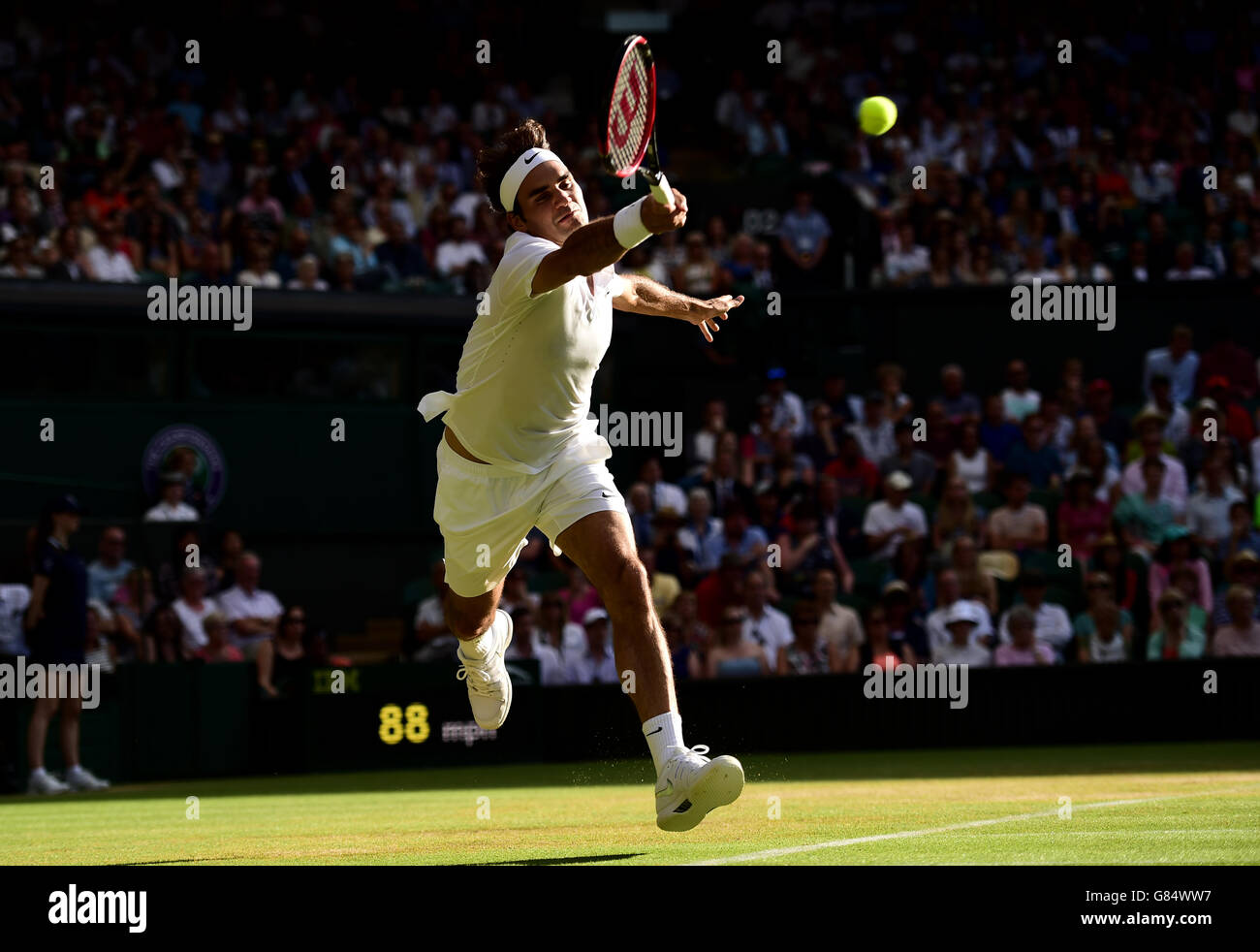 Roger Federer en action contre Roberto Bautista Agut lors du septième jour des championnats de Wimbledon au All England Lawn tennis and Croquet Club, Wimbledon. Banque D'Images