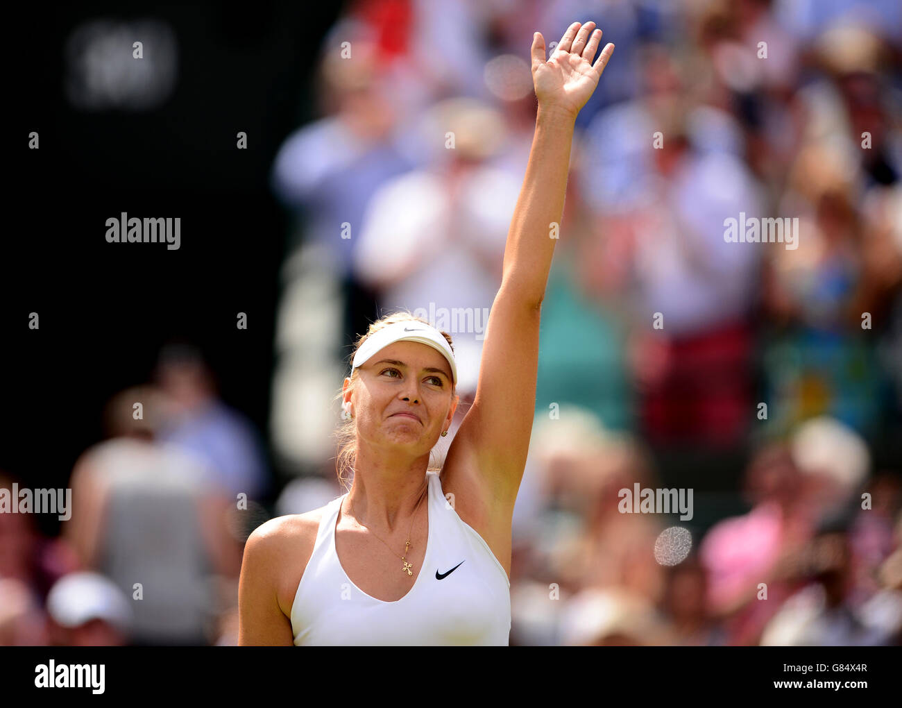 Maria Sharapova célèbre Zarina Diyas lors du septième jour des championnats de Wimbledon au All England Lawn tennis and Croquet Club, Wimbledon. Banque D'Images