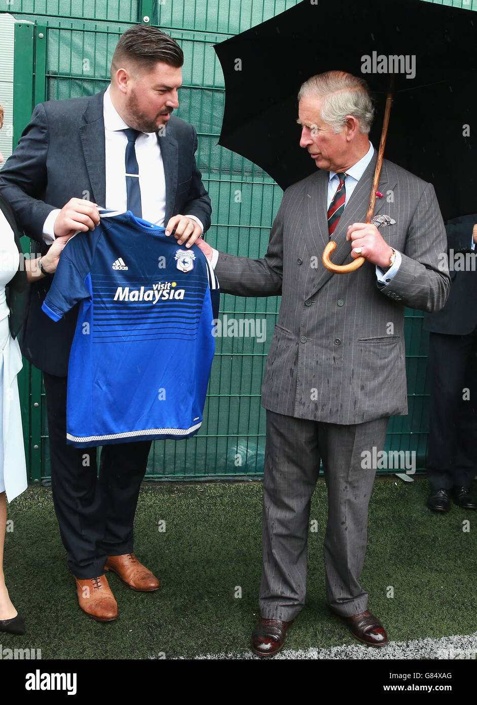 Le Prince de Galles reçoit un maillot de football de Cardiff City après avoir rencontré des jeunes contrevenants qui ont participé à un programme de « mise en route avec le football » dirigé par le Prince's Trust lors d'une visite au parc prison de Bridgend, au pays de Galles. Banque D'Images