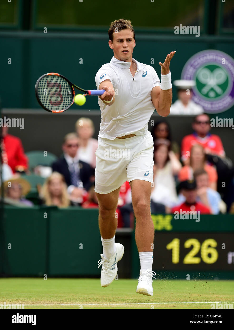 Vasek Pospisil en action contre Andy Murray lors du neuvième jour des championnats de Wimbledon au All England Lawn tennis and Croquet Club, Wimbledon. Banque D'Images