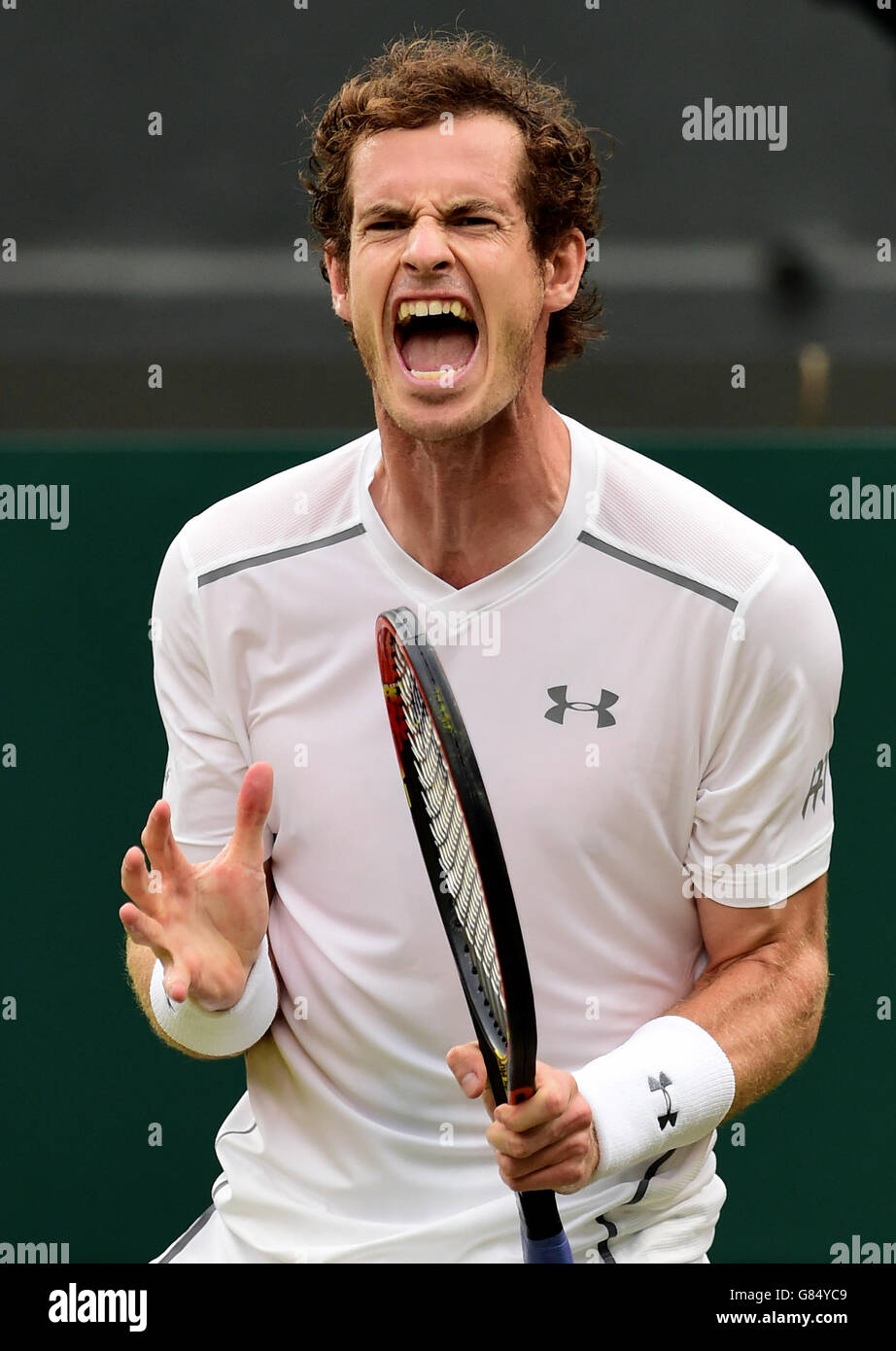 Andy Murray montre sa frustration au cours de la neuvième journée des championnats de Wimbledon au All England Lawn tennis and Croquet Club, Wimbledon. Banque D'Images