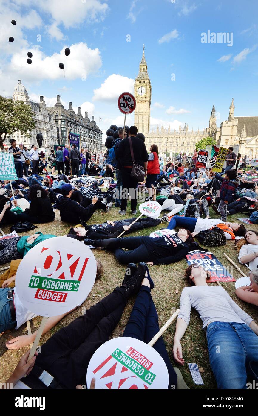 Des ballons sont libérés alors que les gens protestent sur la place du Parlement, à Londres, lors d'une marche organisée par l'Assemblée du peuple contre l'austérité, alors que le Chancelier a présenté son premier budget entièrement conservateur. Banque D'Images