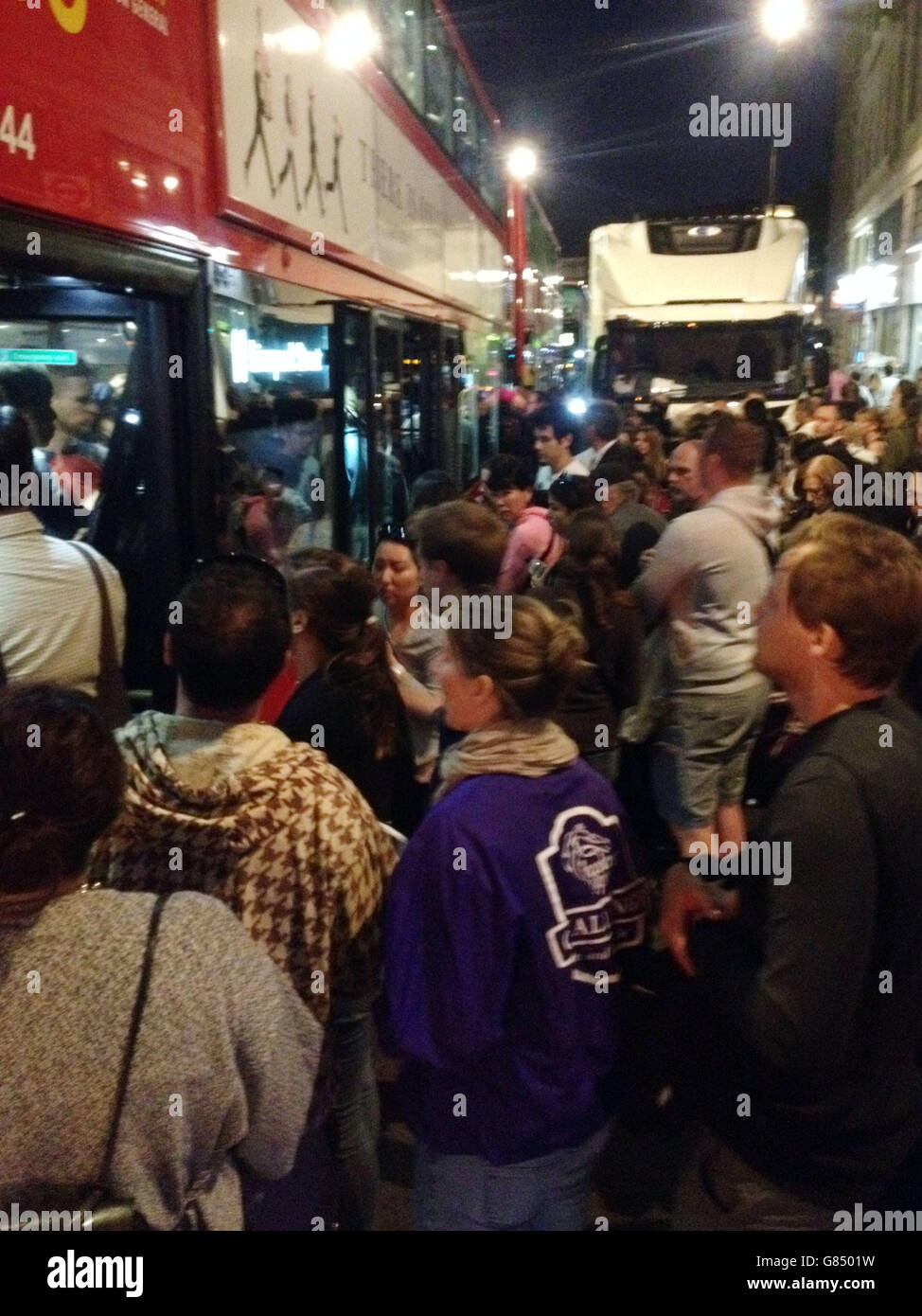 Les gens essaient de monter à bord d'un bus bondé près de Trafalgar Square, alors que les Londoniens ont dû faire face à un voyage difficile à la maison en raison d'une grève du métro qui paralysera les services jusqu'à vendredi matin. Banque D'Images