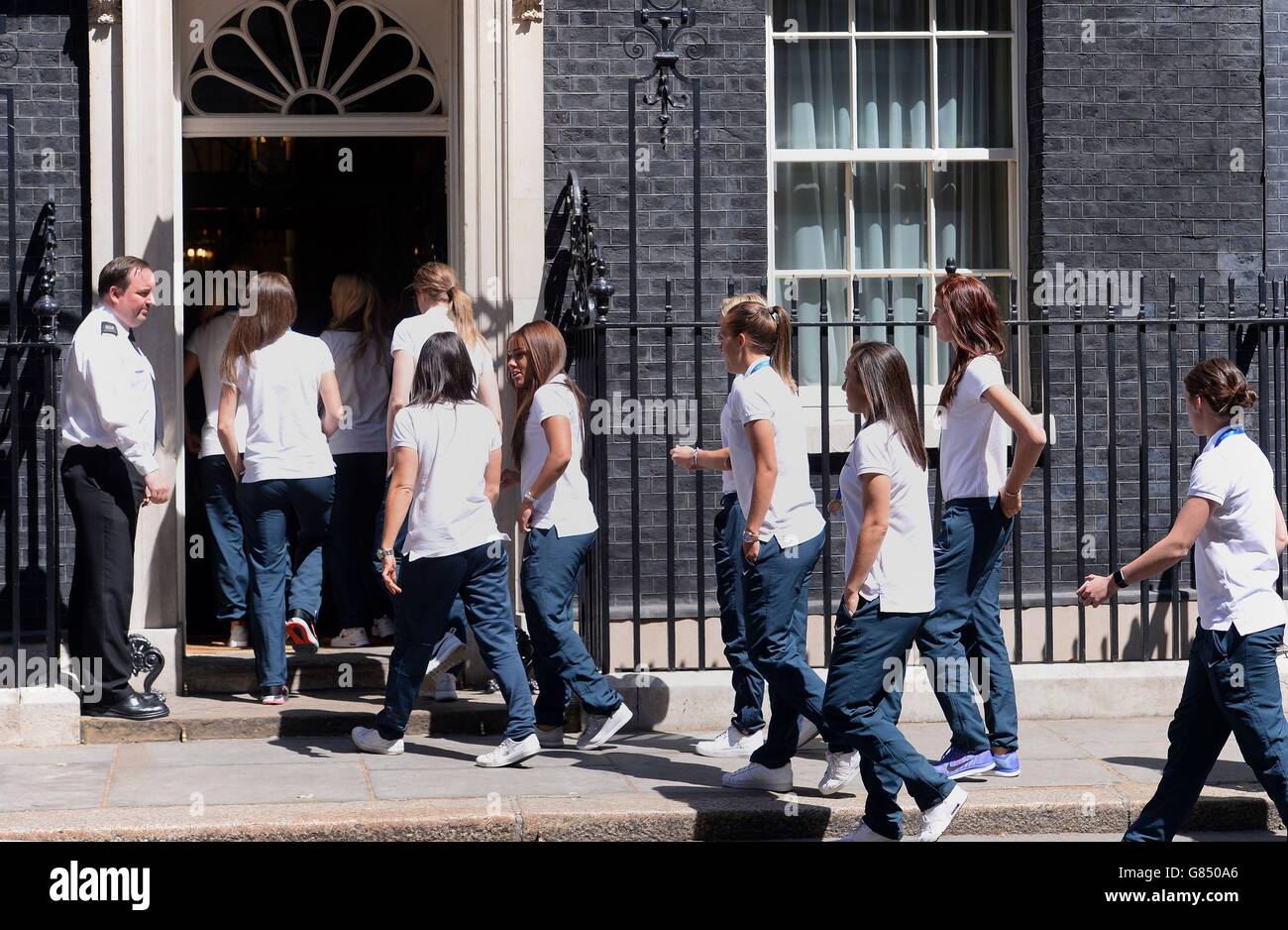 Les membres de l'équipe de football féminine d'Angleterre arrivent pour une réception au 10 Downing Street, Londres. Banque D'Images