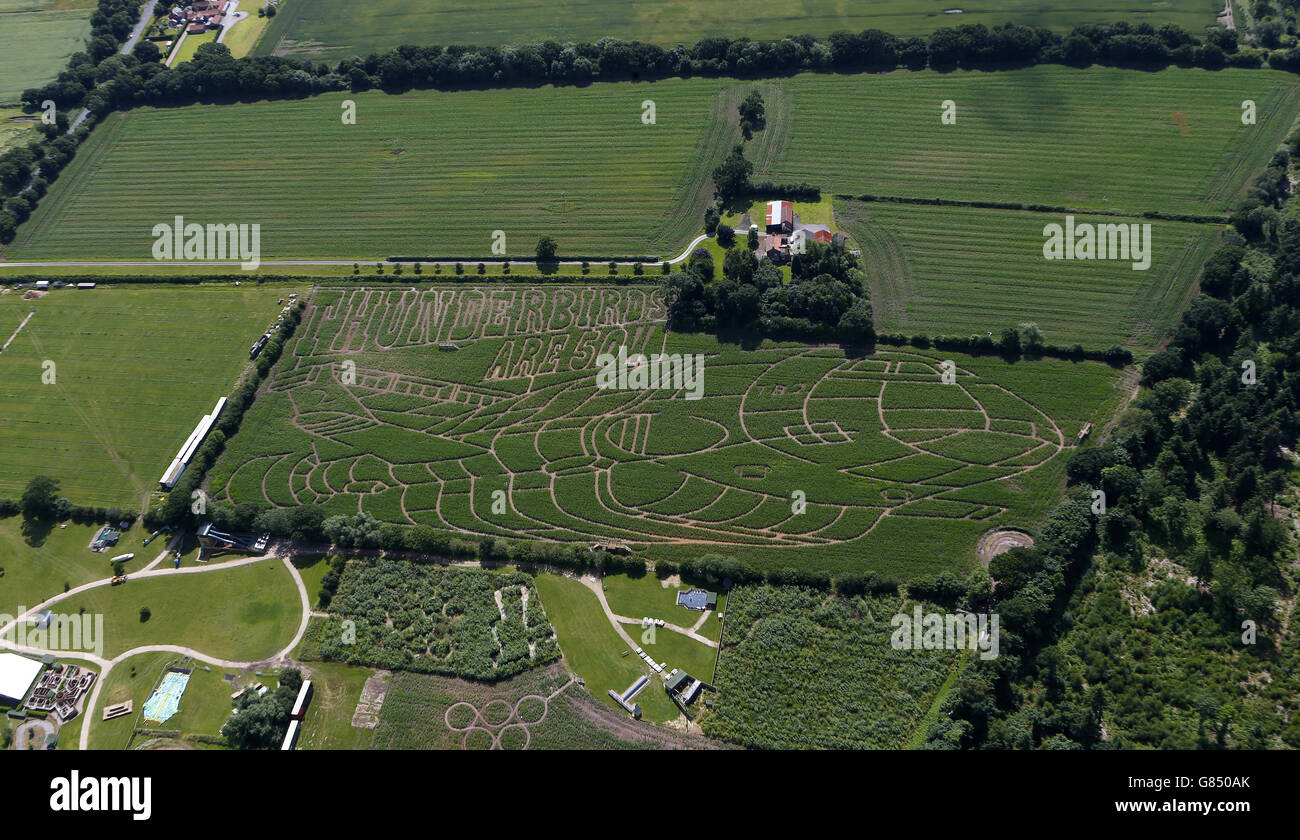 Une vue aérienne montrant un Thunderbird 2 qui a été sculpté dans un champ de 15 acres de plantes de maïs en croissance près de York alors que York Maze célèbre 50 ans de la série télévisée Thunderbirds. Banque D'Images