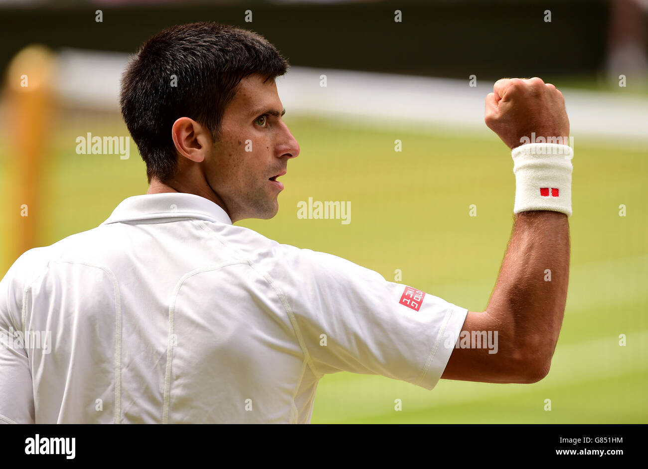 Novak Djokovic fête son service contre Roger Federer lors de la finale des Mens Singles le treize jour des championnats de Wimbledon au All England Lawn tennis and Croquet Club, Wimbledon. Banque D'Images