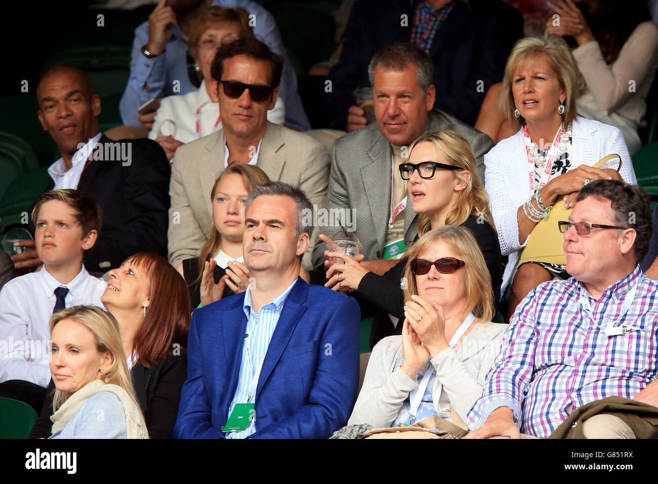 Kate Winslet (au centre à droite) et Clive Owen (en arrière deuxième à partir de la gauche) regardent la finale des célibataires hommes le treize jour des Championnats de Wimbledon au All England Lawn tennis and Croquet Club, Wimbledon. Banque D'Images