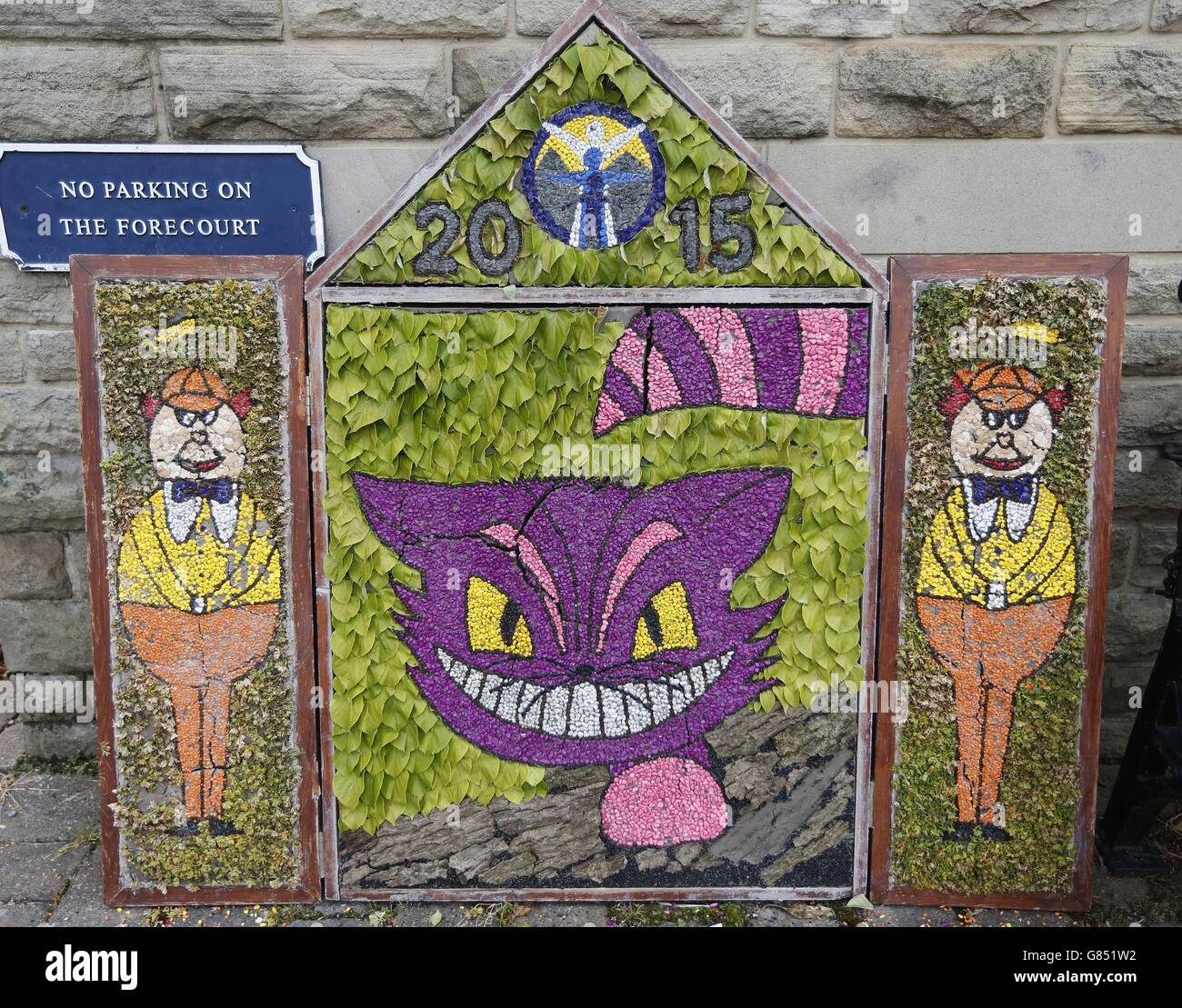 Bien habillée dans la Chapelle-en-le-Frith, on dit que les origines de la tradition se situent dans la tradition païenne ou en remerciant pour la pureté de l'eau tirée de certains puits pendant la période de la mort Noire. Banque D'Images
