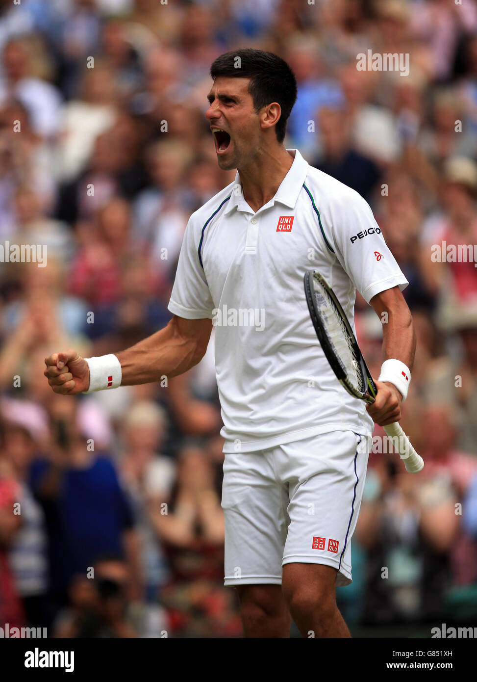 Novak Djokovic célèbre la victoire de la finale de la coupe individuelle pour hommes lors du treize jour des championnats de Wimbledon au All England Lawn tennis and Croquet Club, Wimbledon. Banque D'Images