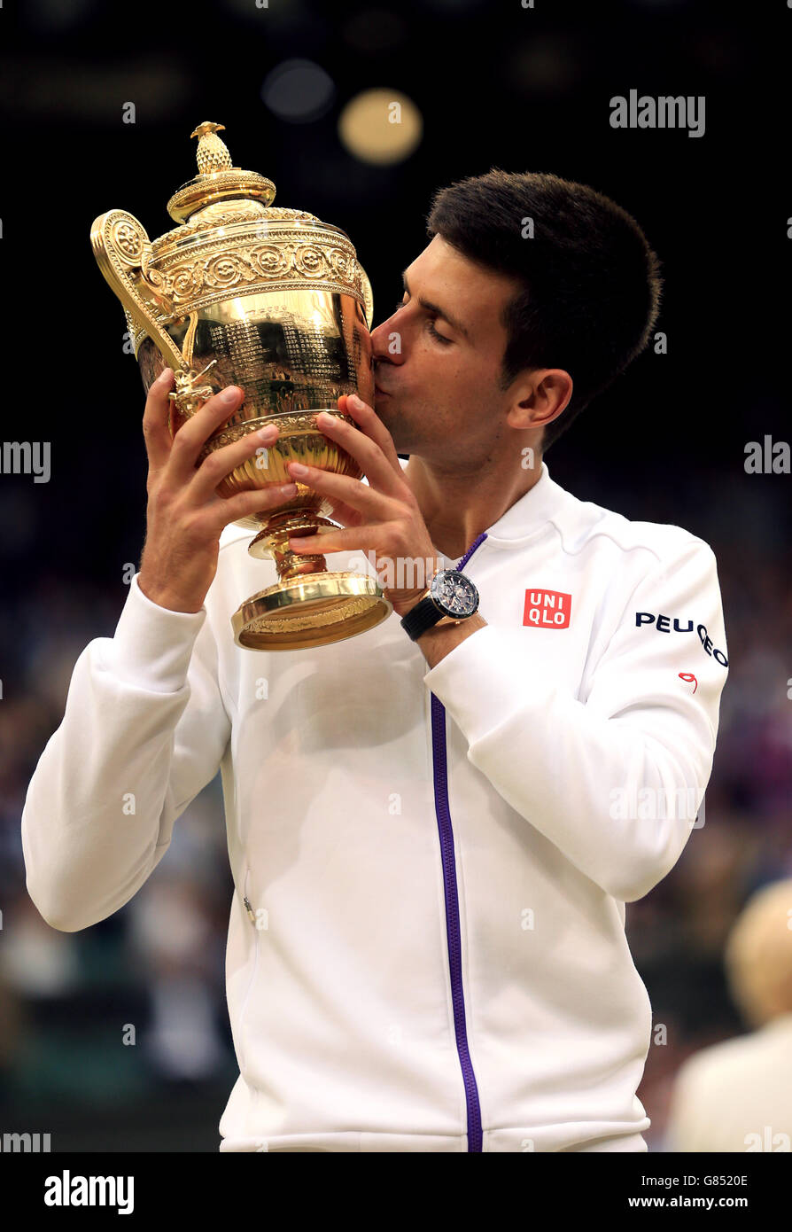 Novak Djokovic lève le trophée de Wimbledon alors qu'il célèbre la victoire de la finale du single masculin lors du treize jour des championnats de Wimbledon au All England Lawn tennis and Croquet Club, Wimbledon. Banque D'Images