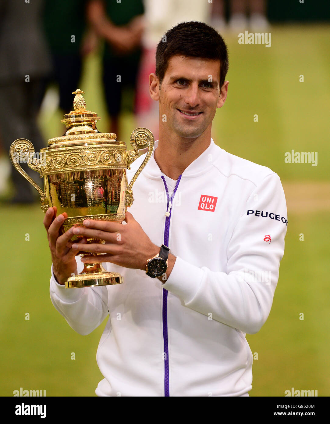 Novak Djokovic avec le trophée après avoir battu Roger Federer dans la finale des Mens Singles le treize jour des Championnats de Wimbledon au All England Lawn tennis and Croquet Club, Wimbledon. Banque D'Images