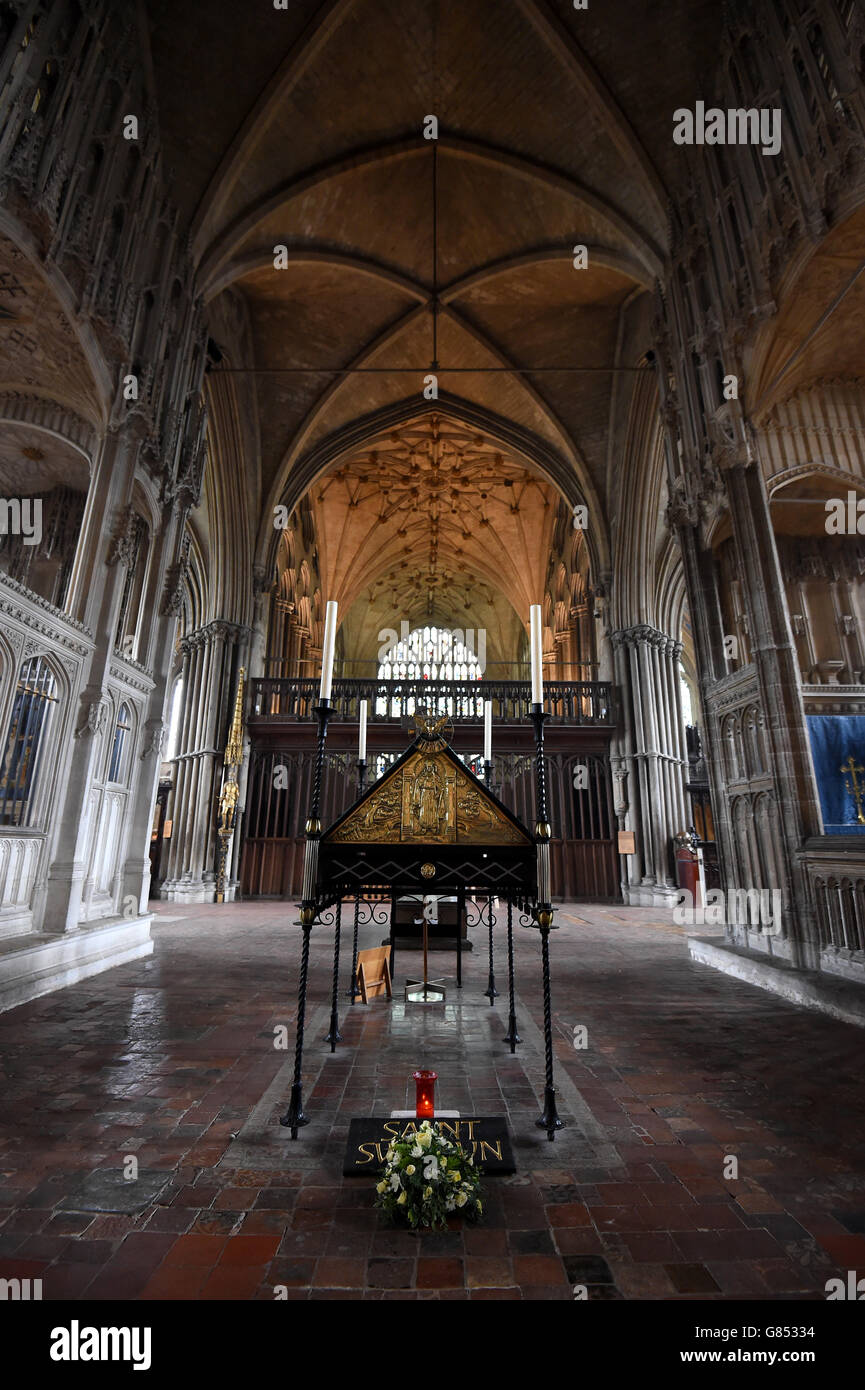 Vue générale du mémorial moderne de St Swithun à l'intérieur de la cathédrale de Winchester où il était évêque. Banque D'Images