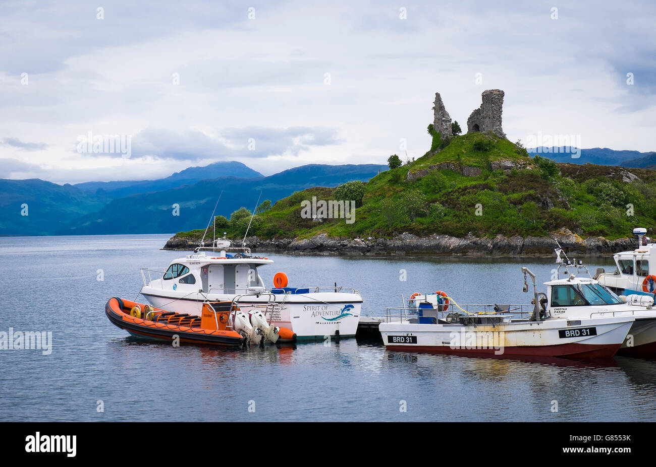 Les ruines du château dans la ruée vers l'île de Skye, Ecosse Banque D'Images