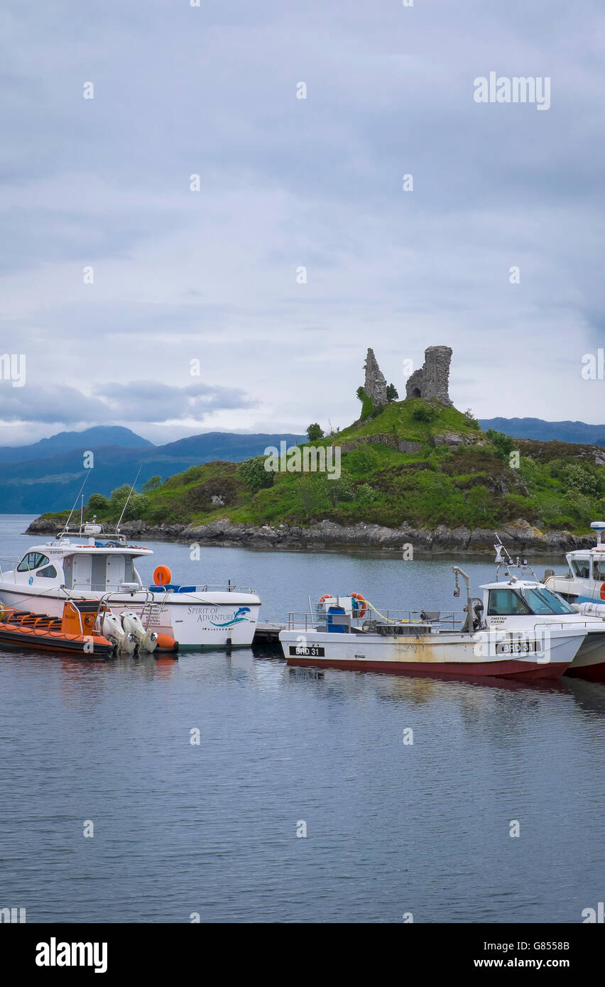 Les ruines du château dans la ruée vers l'île de Skye, Ecosse Banque D'Images