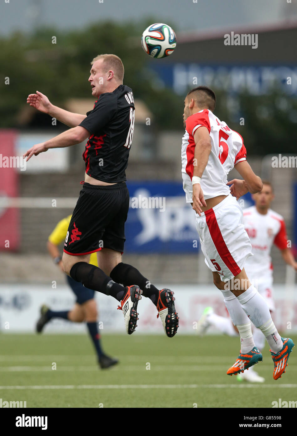 Jordan Owens (à gauche) de Crusaders et Bajram Jashanica de KS Skenderbeu se battent pour le ballon lors du second tour d'qualifications de la Ligue des champions de l'UEFA, second Leg, à Seaview, Belfast. Banque D'Images