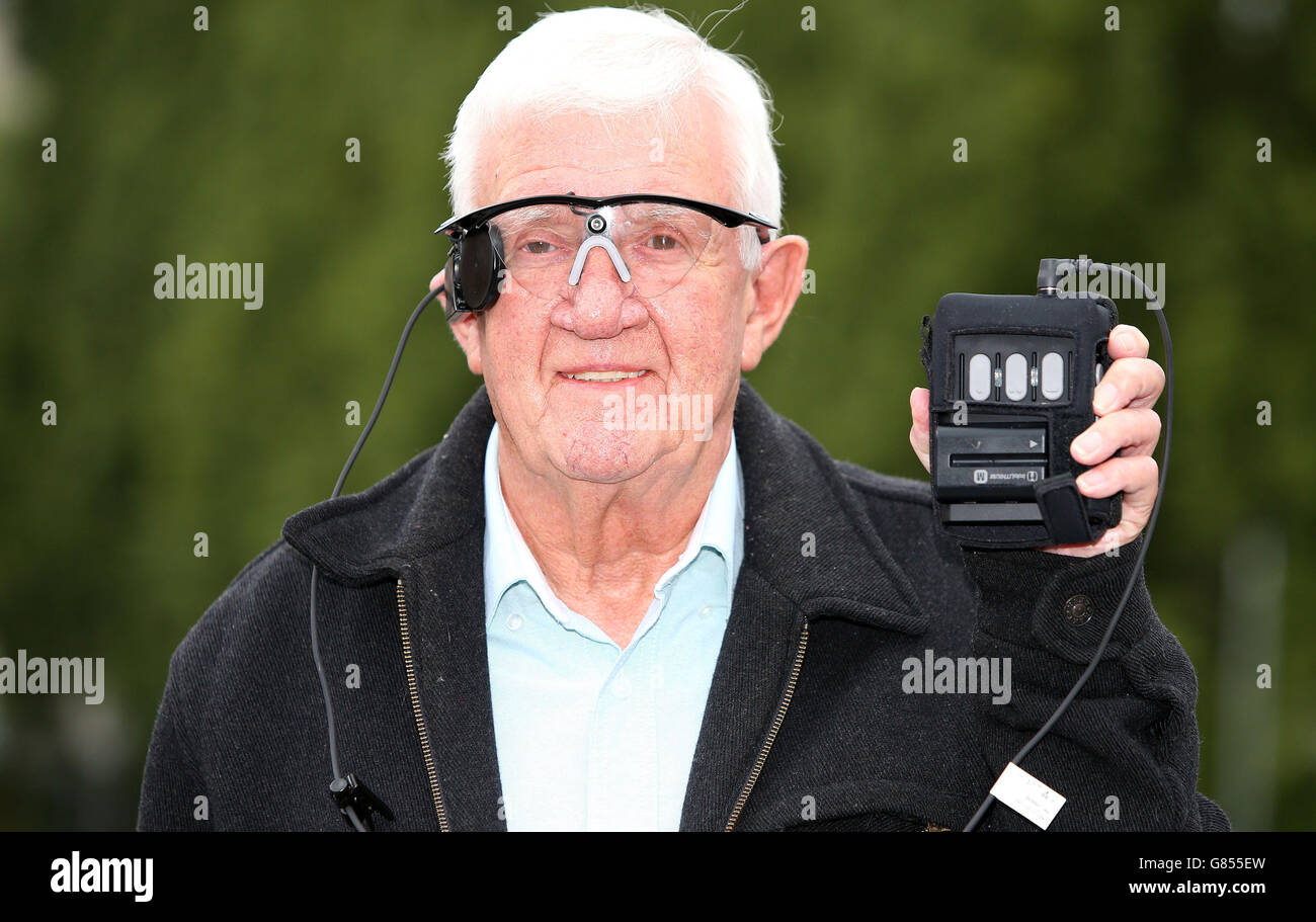 Raymond Flynn, retraité à vue partielle, 80 ans, d'Audenshaw, Manchester, parle lors d'une conférence de presse à l'infirmerie royale de Manchester, après avoir fait restaurer sa vision centrale pour la première fois en près d'une décennie après avoir reçu un 'œil bionique', Et est le premier patient au monde avec la dégénérescence maculaire liée à l'âge sec avancé (DMLA) à subir la procédure. Banque D'Images