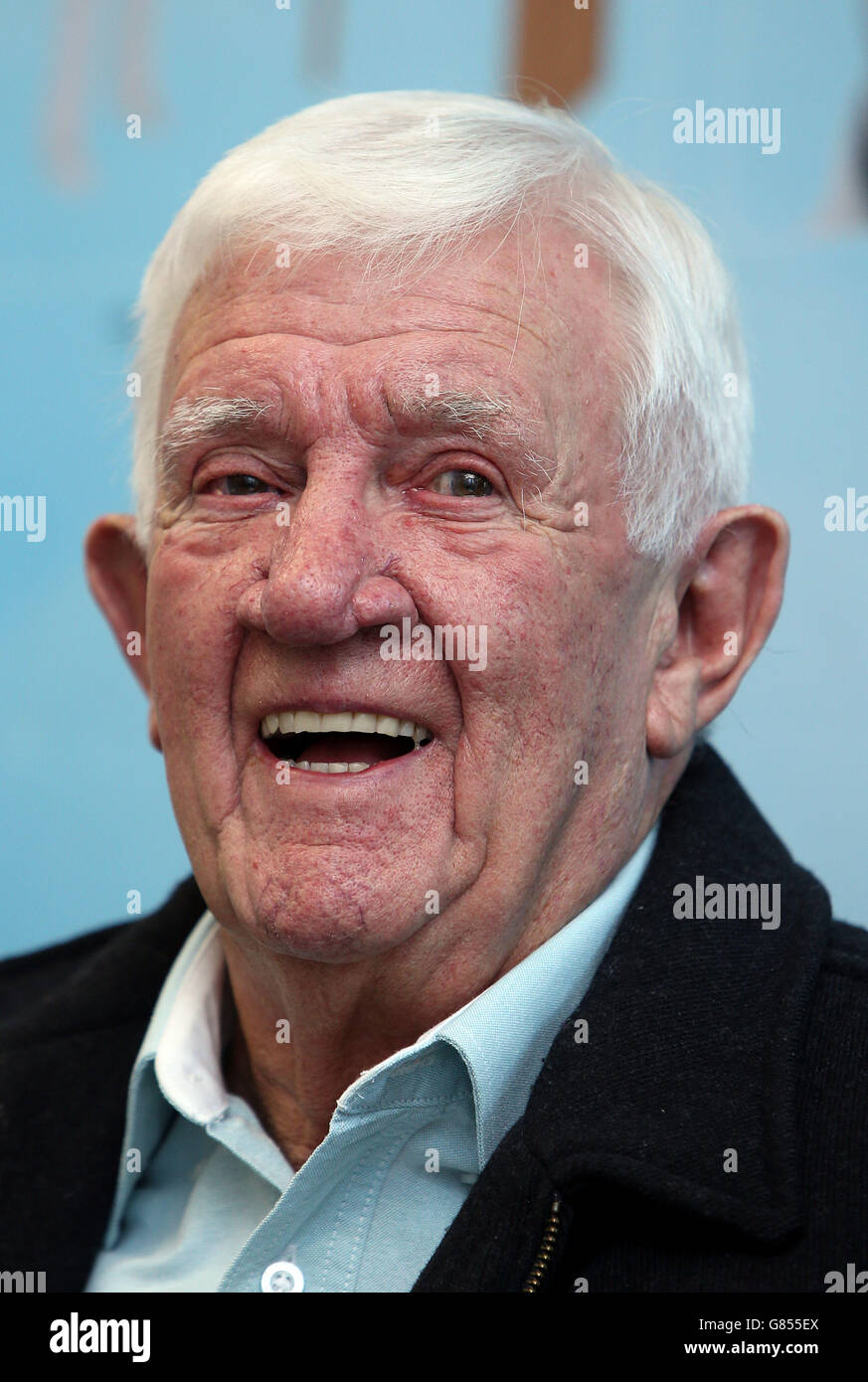 Raymond Flynn, retraité à vue partielle, 80 ans, d'Audenshaw, Manchester, parle lors d'une conférence de presse à l'infirmerie royale de Manchester, après avoir fait restaurer sa vision centrale pour la première fois en près d'une décennie après avoir reçu un 'œil bionique', Et est le premier patient au monde avec la dégénérescence maculaire liée à l'âge sec avancé (DMLA) à subir la procédure. Banque D'Images