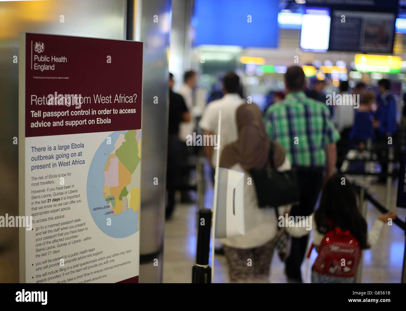 Un panneau sur Ebola en vue lorsque les passagers passent par la frontière britannique au terminal 2 de l'aéroport d'Heathrow. Banque D'Images